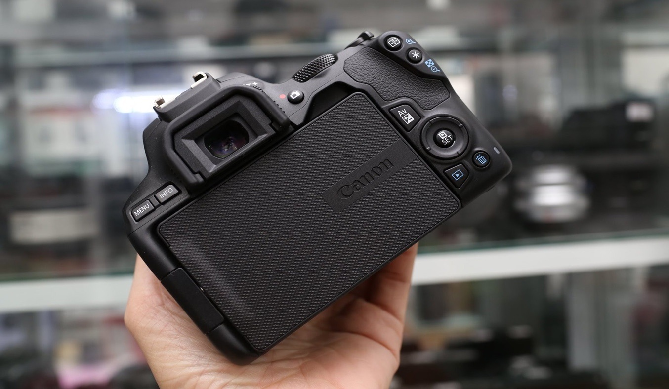 Canon EOS 200D II Kit 18-55 BK - Thiết kế Nhỏ gọn