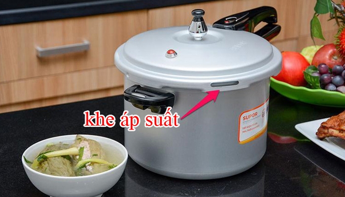 Một vài nồi áp suất trang bị thêm khe áp suất giúp quá trình xả áp hiệu quả