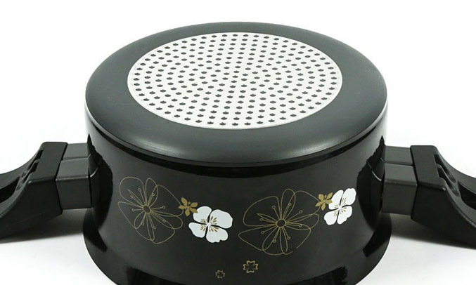 Nút mở nắp nằm trên tay cầm của bình đun siêu tốc Aqua AJK-F765 2200W