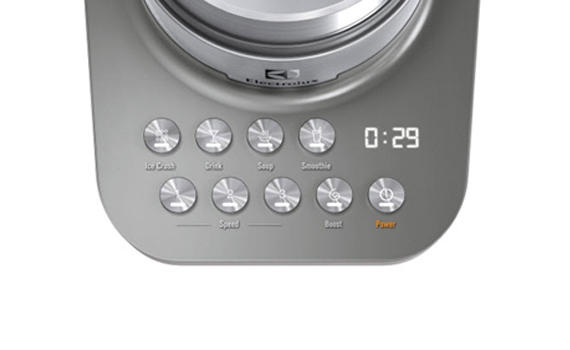 Sinh tố Electrolux EBR9804S với lưỡi dao xay nhuyễn thực phẩm nhanh chóng