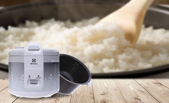 Nồi cơm điện Electrolux ERC3305 phần lòng được làm bằng nhôm chống dính, an toàn sức khỏe