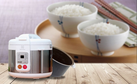 Nồi cơm điện Electrolux ERC3505 có lòng nồi làm bằng hợp kim dày chống dính hiệu quả