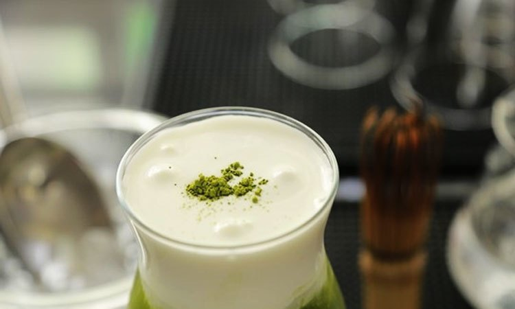 Bạn có thể rắc thêm lớp hạt trà xanh lên trên để tăng thêm độ ngon miệng của Macchiato