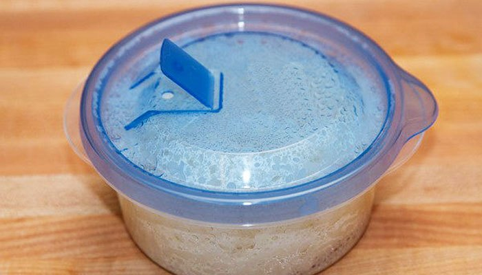 Cho cơm nguội vào hộp kín trước khi đặt vào tủ lạnh