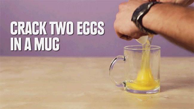 Bạn đập 2 quả trứng cho vào ly thủy tinh.