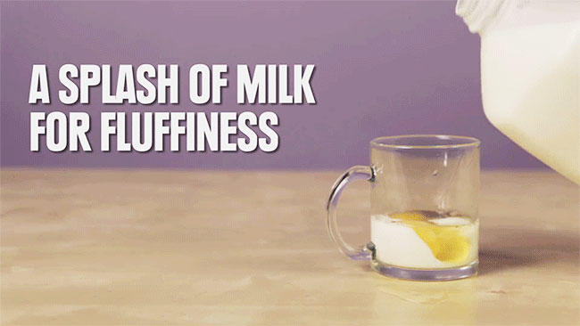 Thêm sữa tươi và ly và trộn đều.