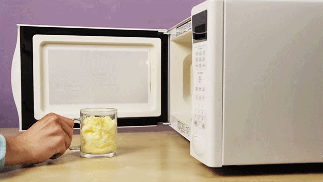 Tiếp đến bạn lấy trứng ra khỏi lò.