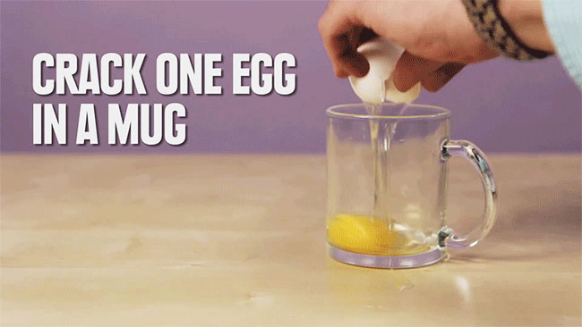 Với cách chế biến thứ 2 này trước hết bạn đập một quả trứng cho vào ly thủy tinh.