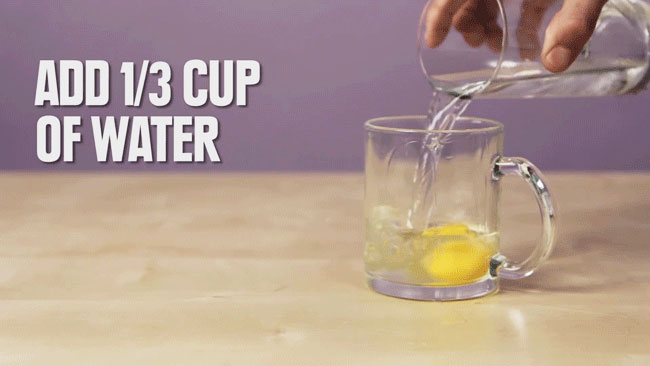 Sau đó đổ thêm 80ml nước lọc vào ly.