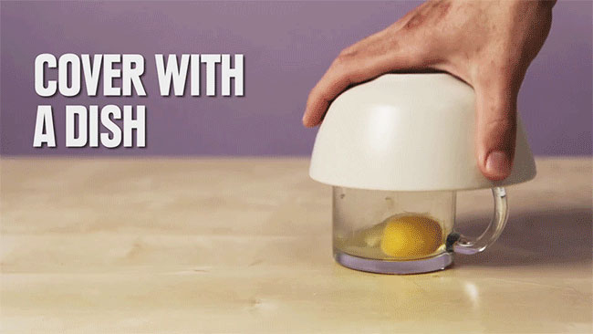 Dùng một cái chén che miệng ly lại.