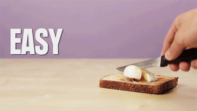 Cuối cùng, bạn chắt hết nước, đặt trứng lên miếng sandwich và 