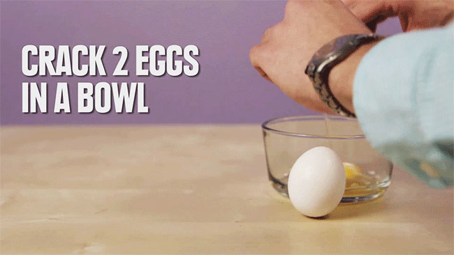 Bạn đập 2 quả trứng vào chén thủy tinh.
