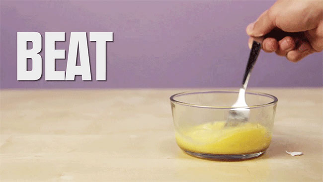 Dùng thìa đánh đều trứng.