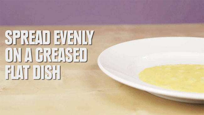 Đổ trứng ra dĩa và dàn phẳng mặt trứng.