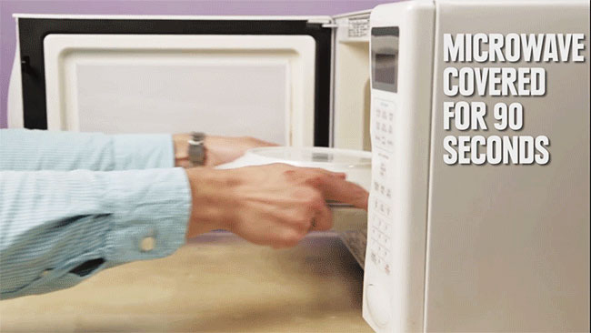 Bạn dùng một chiếc dĩa khác úp lên trên rồi quay 90 giây trong lò vi sóng.