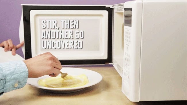 Sau đó, bạn mở lò và lấy dĩa trứng ra. Tuy nhiên, chưa thể ăn được đâu nhé! Bạn cần khuấy mặt trứng dàn phẳng tiếp rồi quay thêm 60 giây nữa.