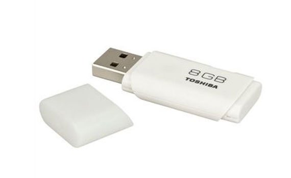 USB Toshiba 8GB kết nối qua cổng USB 2.0