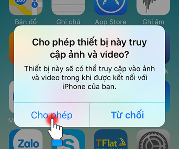 Cắm cáp kết nối iPhone với máy tính