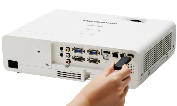 Máy chiếu Panasonic Model PT-LB382 kết nối bằng usb