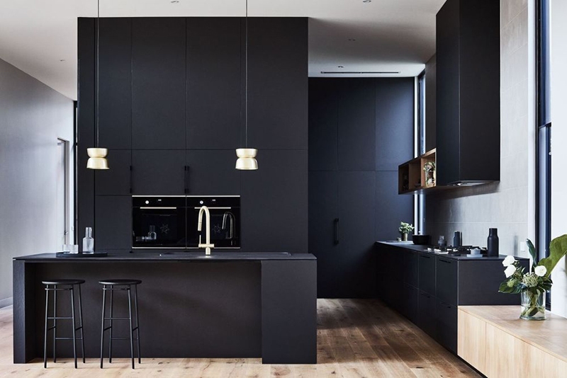 Thiết kế phòng bếp hiện đại với màu ánh kim và họa tiết