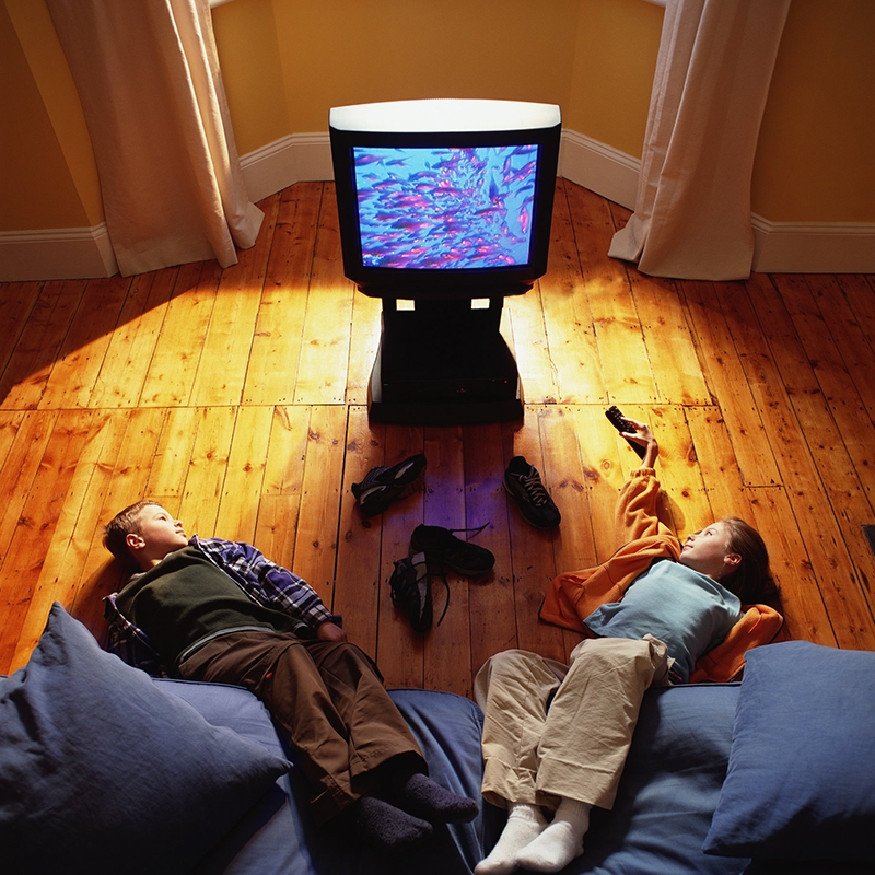 Khoảng cách xem Tivi: Cùng với sự bùng nổ của công nghệ, việc xem Tivi không còn chỉ ở trên màn hình nhỏ nữa. Giờ đây, bạn có thể xem Tivi trên những màn hình lớn như điện thoại, máy tính bảng và smart TV. Khoảng cách xem Tivi không bị giới hạn, bạn có thể nằm thoải mái trên giường hoặc ngồi trên ghế sofa để thưởng thức những chương trình yêu thích.