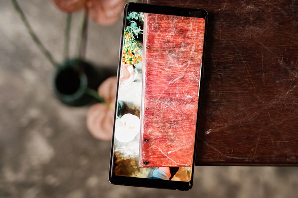Galaxy Note 8 Tím Khói vẫn được trang bị màn hình vô cực SuperAMOLED với độ phân giải Quad HD+ cùng kích thước mở rộng lên đến 6,3 inch