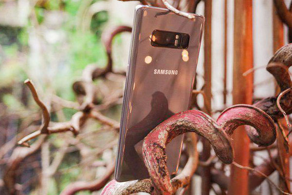 Galaxy Note 8 tím khói vẫn sở hữu cấu hình mạnh mẽ nhất nhì thị trường công nghệ với chip Exynos 8895, RAM 6 GB, bộ nhớ trong 64 GB.