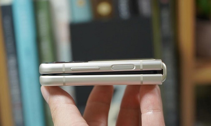 Điện thoại Samsung Galaxy Z Flip 3 5G 256GB Kem - Cảm biến vân tay