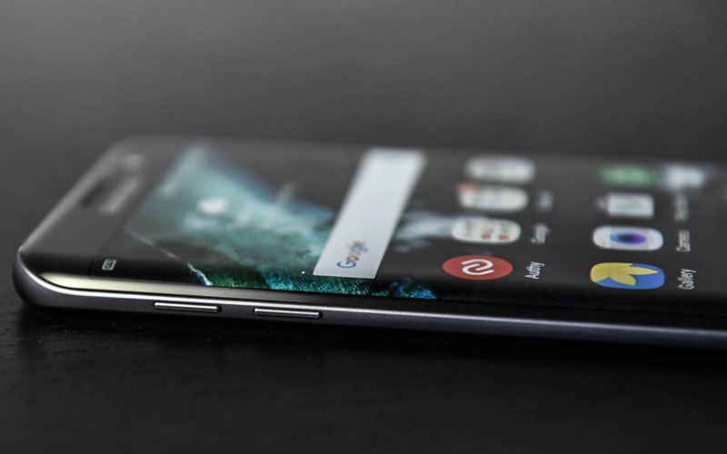 Điện thoại Samsung Galaxy S7 Edge với màn hình Super AMOLED cực nét