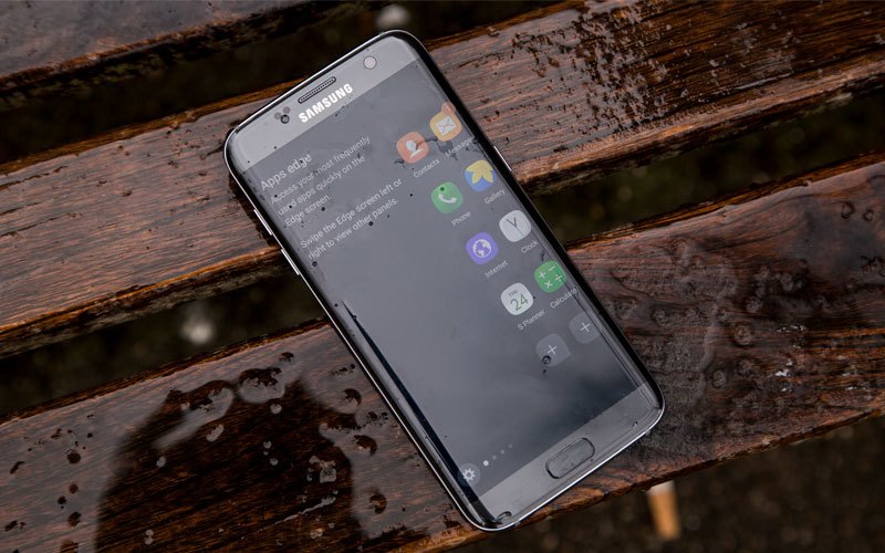 Điện thoại Samsung Galaxy S7 Edge kháng nước và bụi