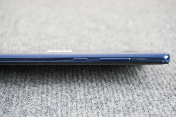 Các góc máy lẫn viền đều sử dụng màu xanh tạo sự liền mạch cho Galaxy Note 8