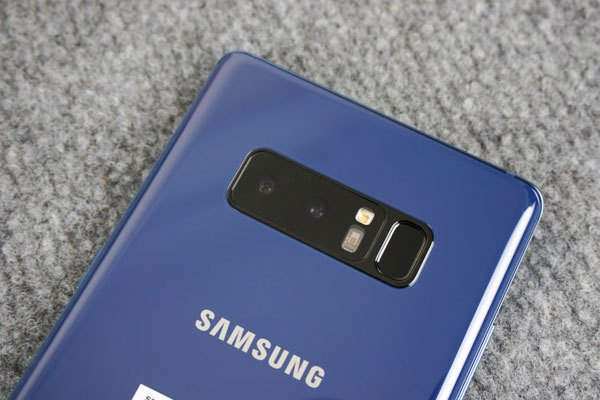 Mặt lưng Galaxy Note 8 với cụm camera kép 12 MP được phủ đen tạo điểm nhấn