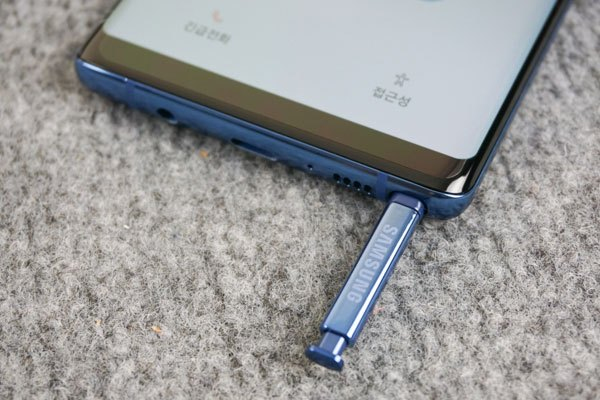 Và dĩ nhiên đi kèm Galaxy Note 8 không thể thiếu cây bút ma thuật của dòng Galaxy Note - S Pen.