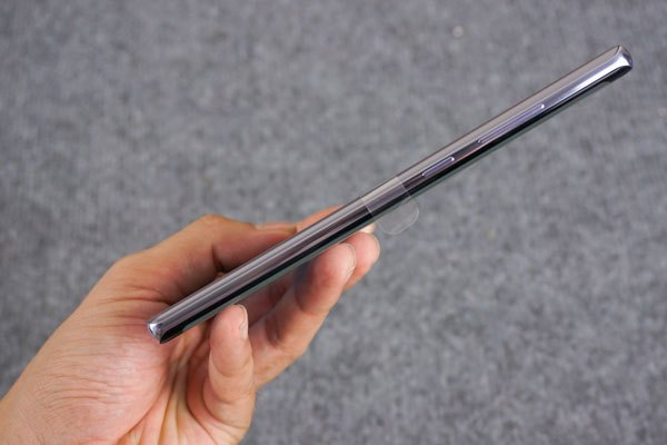 Mỗi hướng ánh sáng, Galaxy Note 8 lại tạo ra những sắc độ khác nhau, mang lại cảm giác tươi mới và bắt mắt cho người dùng.