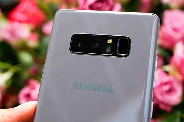 Trang bị máy ảnh trên chiếc Galaxy Note 8 này không đổi với hệ thống camera kép ở mặt sau độ phân giải 12 MP với một ống kính góc rộng và một ống kính tele chuyên chụp chân dung, giúp bạn tạo nên những tấm ảnh xóa phông không khác gì so với máy ảnh chuyên nghiệp. Camera trước với độ phân giải 8 MP cùng khả năng chụp HDR cho những tấm ảnh selfie hoàn hảo.