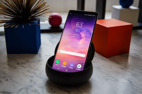 Ngoài ra, bạn còn dễ dàng mở rộng trải nghiệm trên Note 8 như một chiếc máy tính cá nhân cùng với phụ kiện DeX, hỗ trợ kết hợp với màn hình, bàn phím và chuột dễ dàng.