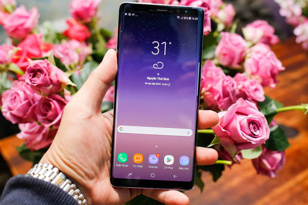 Chạy trên nền tảng hệ điều hành Android Nougat 7.1, điện thoại Samsung được tích hợp nhiều tính năng như trợ lý ảo Bixby có thể tương tác bằng giọng nói, camera và học hỏi thói quen của người dùng, hay Samsung Pay với khả năng thanh toán điện tử thay thế thẻ từ và thẻ chip.