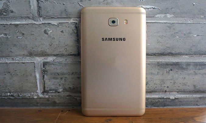 Điện thoại Samsung Galaxy C9 Pro màu vàng pin tốt