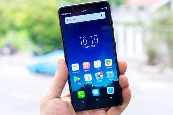 Tuy sở hữu kích thước màn hình khá lớn nhưng với thiết kế viền tối ưu như thế này, Vivo V7 Plus vẫn tạo cảm giác gọn nhẹ cho người dùng