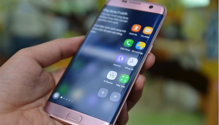 Dán mắt liên tục vào màn hình điện thoại sẽ gây ấn tượng xấu với sếp, đối tác
