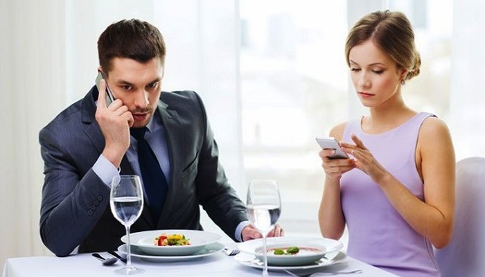 Đặt điện thoại trên bàn khi đi ăn cùng cấp trên Đặt điện thoại trên bàn khi đi ăn cùng cấp trên
