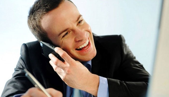 Nghe gọi điện thoại riêng trong phòng làm việc sẽ làm ảnh hưởng đến người xung quanh Nghe gọi điện thoại riêng trong phòng làm việc sẽ làm ảnh hưởng đến người xung quanh