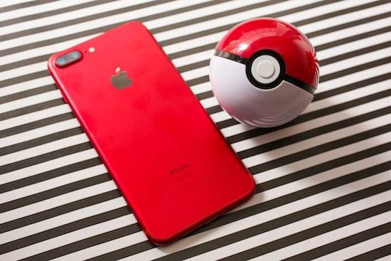 iPhone 7 màu đỏ kết hợp cùng quả Pokemon quả là sự tuyệt vời của "tạo hóa"