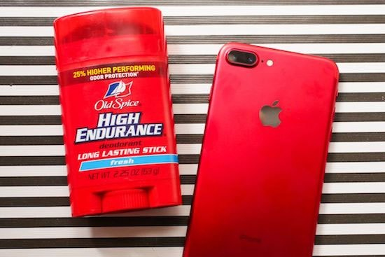 Một chín một mười là đây. Đặt cạnh lăn khử mùi huyền thoại Old Spice, iPhone 7 vẫn đẹp "khuynh quốc khuynh thành"