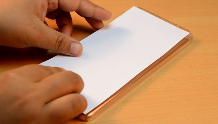 Úp mặt hình vào bên ngoài ốp lưng điện thoại trong suốt