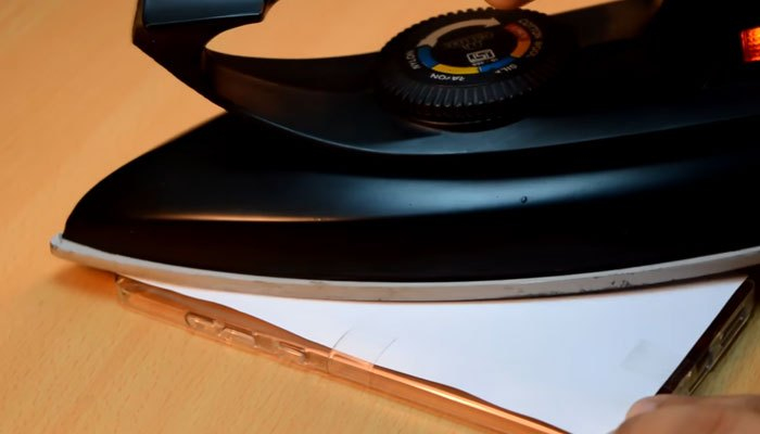 Dùng bàn ủi in hình vào ốp lưng điện thoại