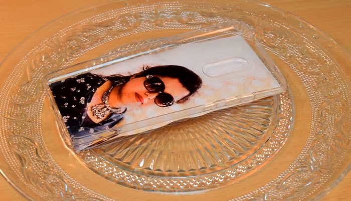 Ngâm ốp lưng điện thoại trong nước 30 phút 