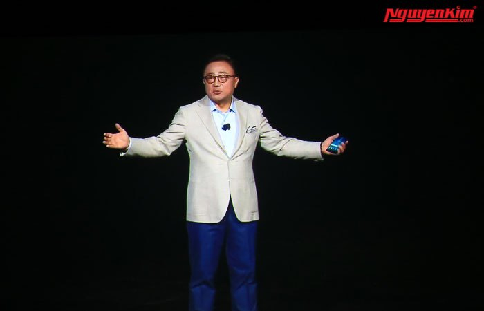 CEO của Samsung trình bày tính năng điện thoại Galaxy Note 8