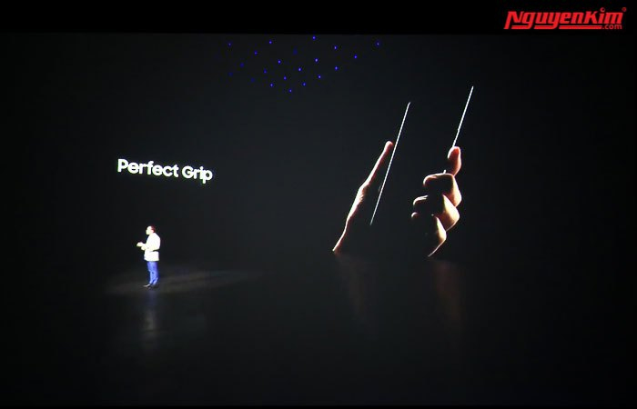 Điện thoại Galaxy Note 8 cầm nắm thoải mái