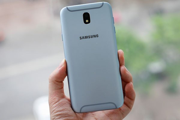 Dải ăng-ten chữ U là nét độc đáo trên điện thoại Galaxy J7 Pro